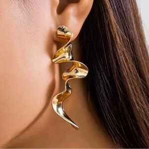 New Earrings Gold Wavy Curly Ribbon Crumpled Molten Metal 3” Drop Statement JA24